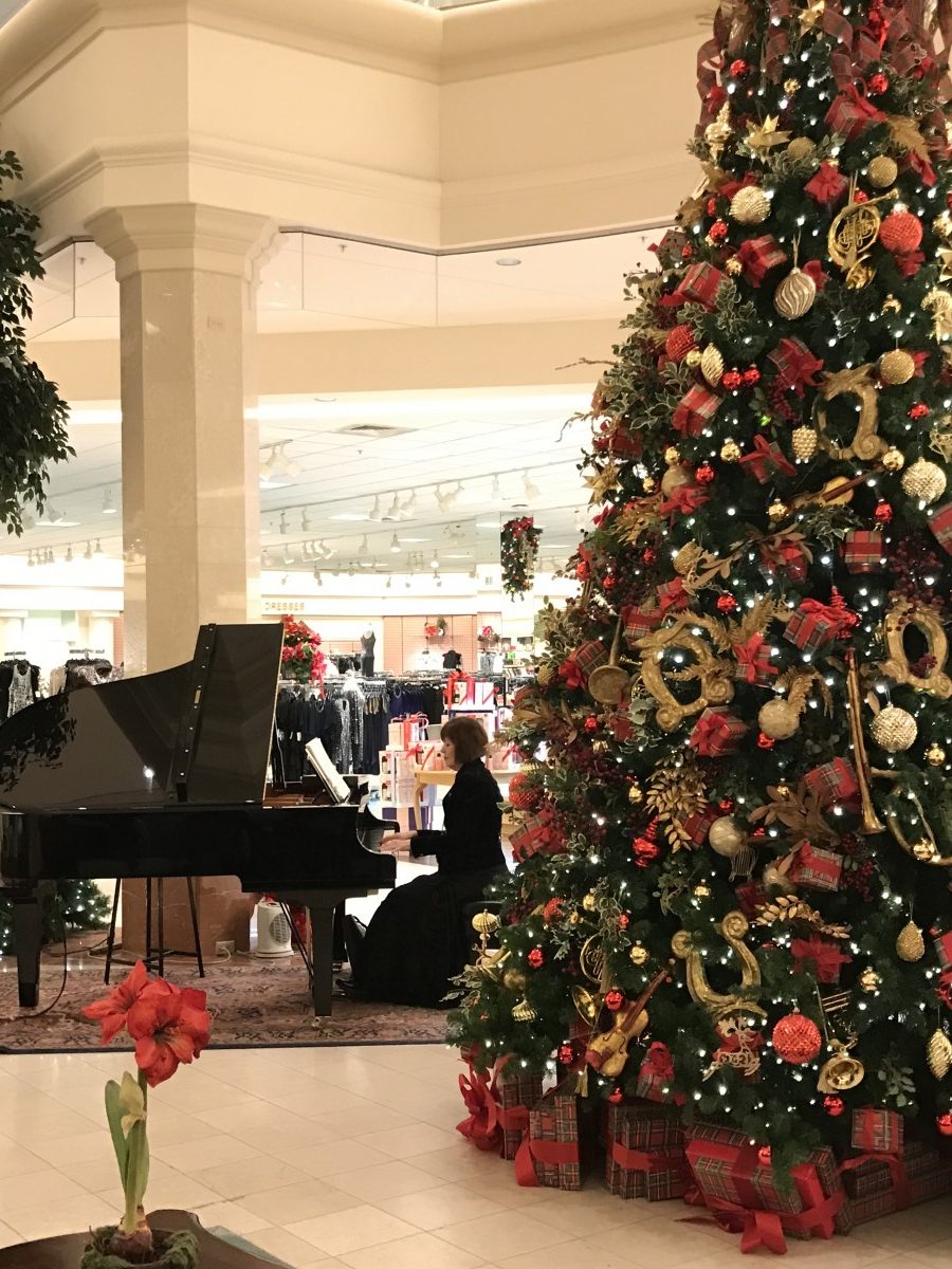 Von Maur has a great picture background for Christmas pics. : r/Louisville